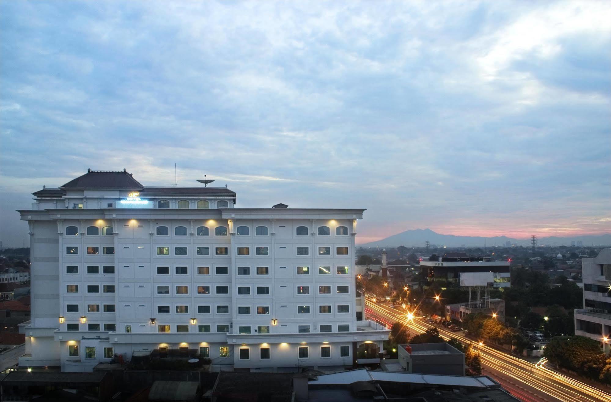 Maharani Hotel Jakarta Exterior foto